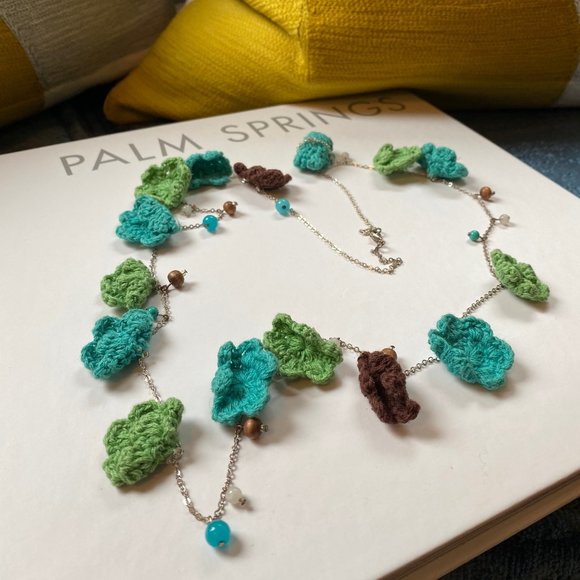 Banana Republic Mixed Media Flower & Chain Necklace - Picture 5 of 7